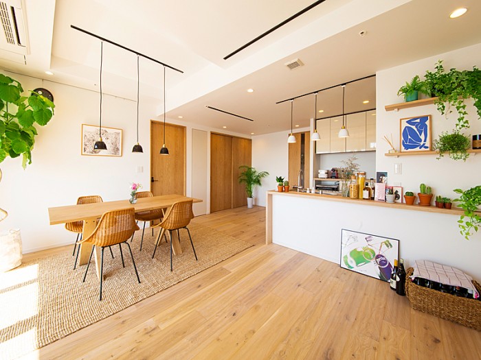 シャビーシックでフレンチカフェ風に―材料が魅力のLDK シャビーシックでフレンチカフェ風に―材料が魅力のLDK